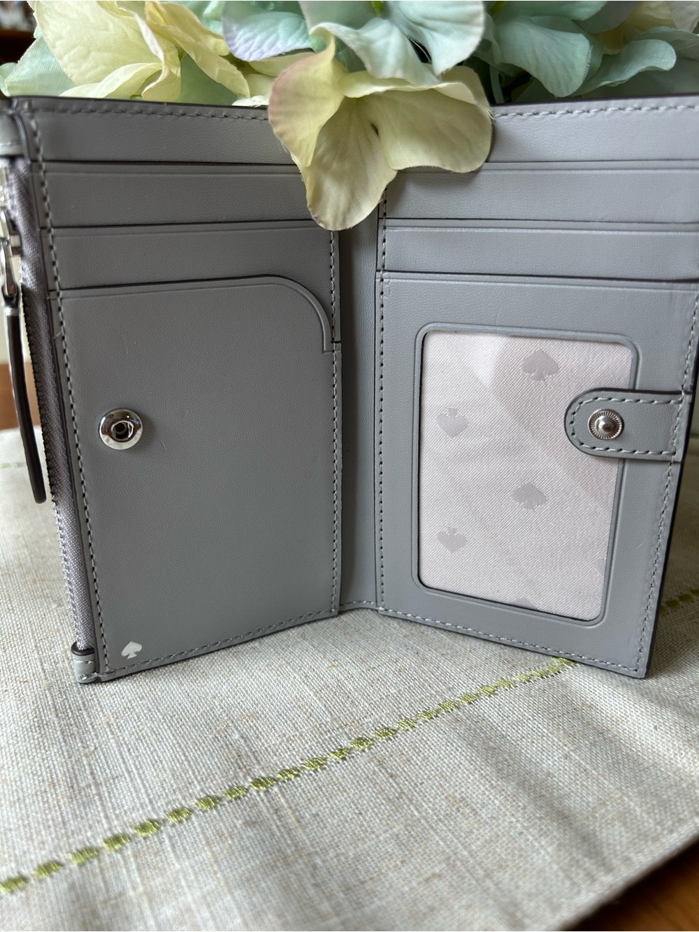 kate ♠️ spade Leila slim bifold wallet in Light Gray - Picture 3 of 5